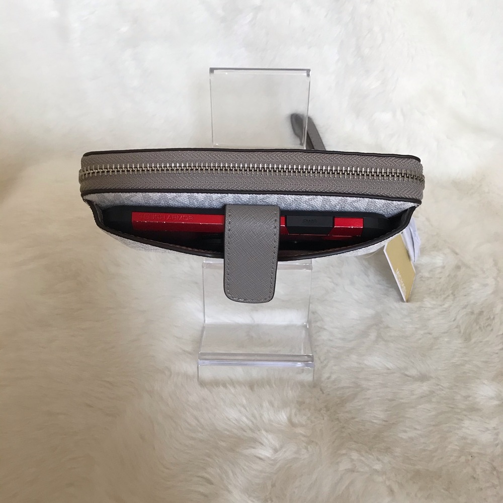 Michael Kors Jet set Travel MD ZA phone Holder - Picture 5 of 6